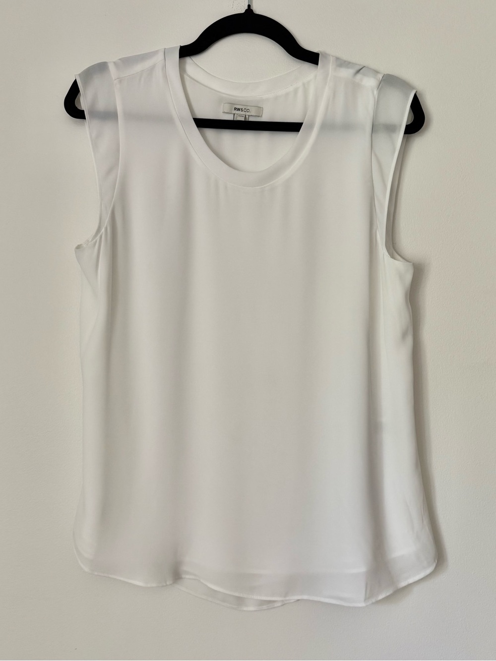 RW&CO. Off-White Sleeveless Round-Neck Blouse SZ.M